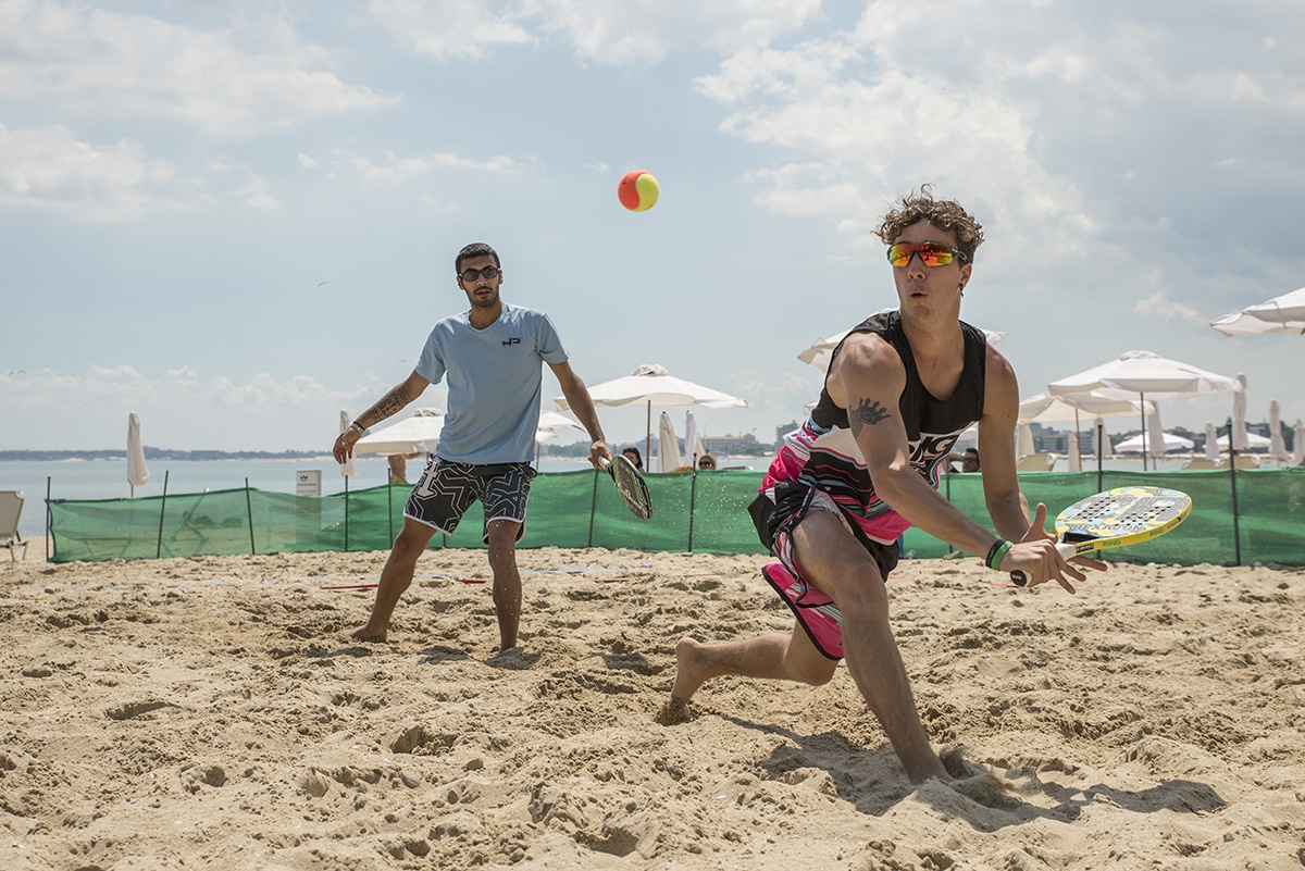 De raquete nas mãos: beach tennis ganha praticantes