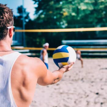 Os benefícios do esporte nas quadras de areia